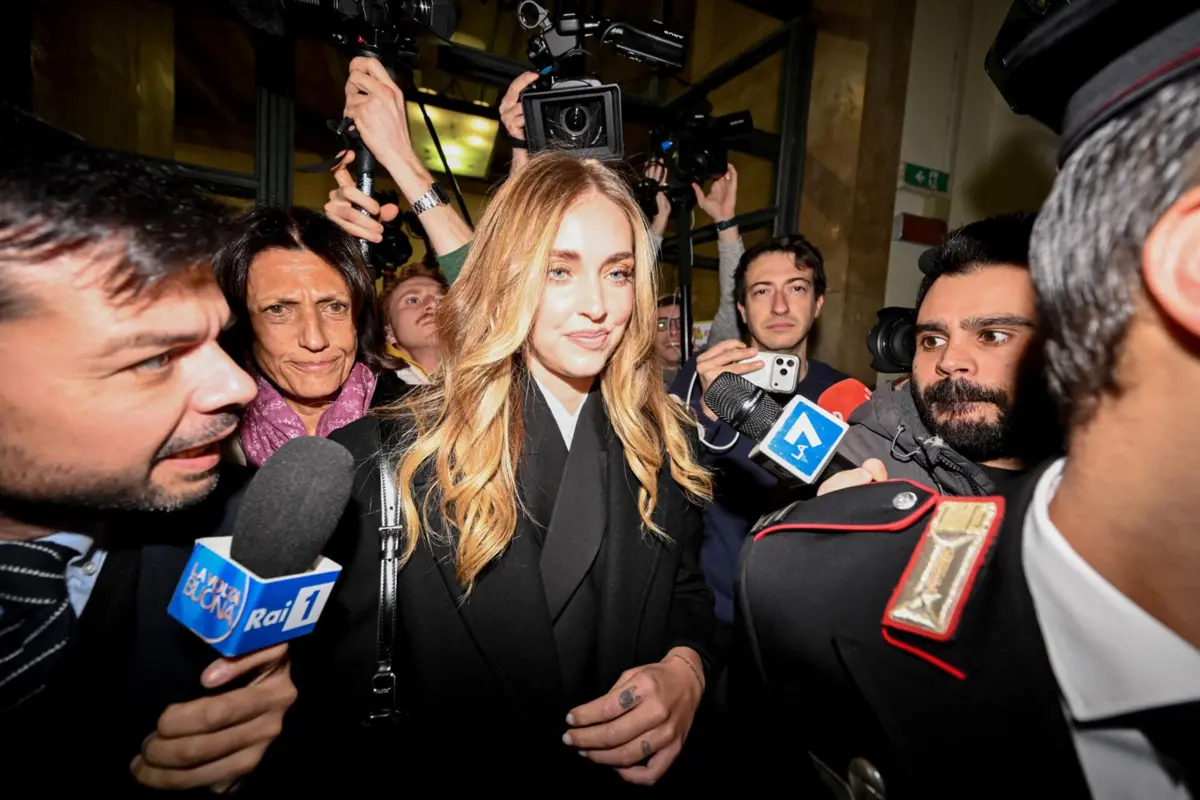 Chiara Ferragni sorri aos jornalistas e fotógrafos à saída do tribunal de Milão, após ser absolvida de todas as acusações no caso "Pandoro Gate"