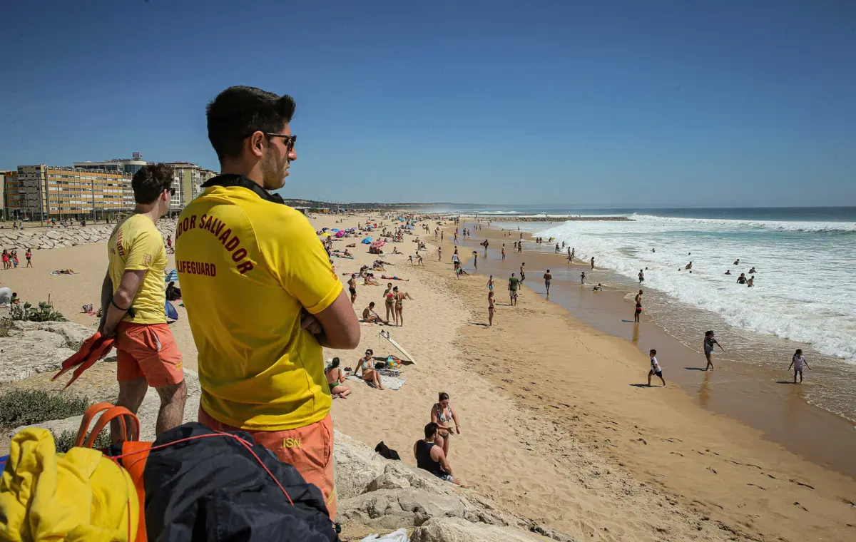 Imagem de contexto do artigo Autoridade Marítima apela aos peregrinos para frequência de praias vigiadas e que se evitem saltos e mergulhos