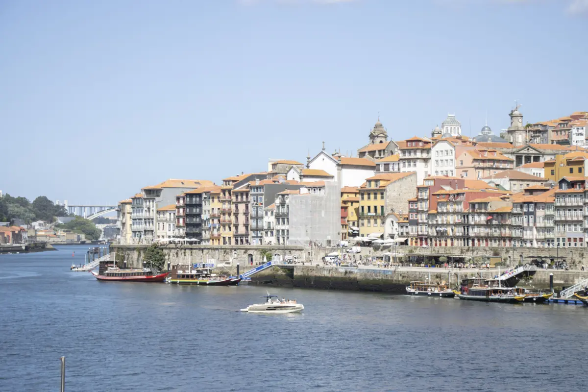 Rui Moreira garantiu esta manhã que os vendedores continuarão com a sua atividade na ribeira