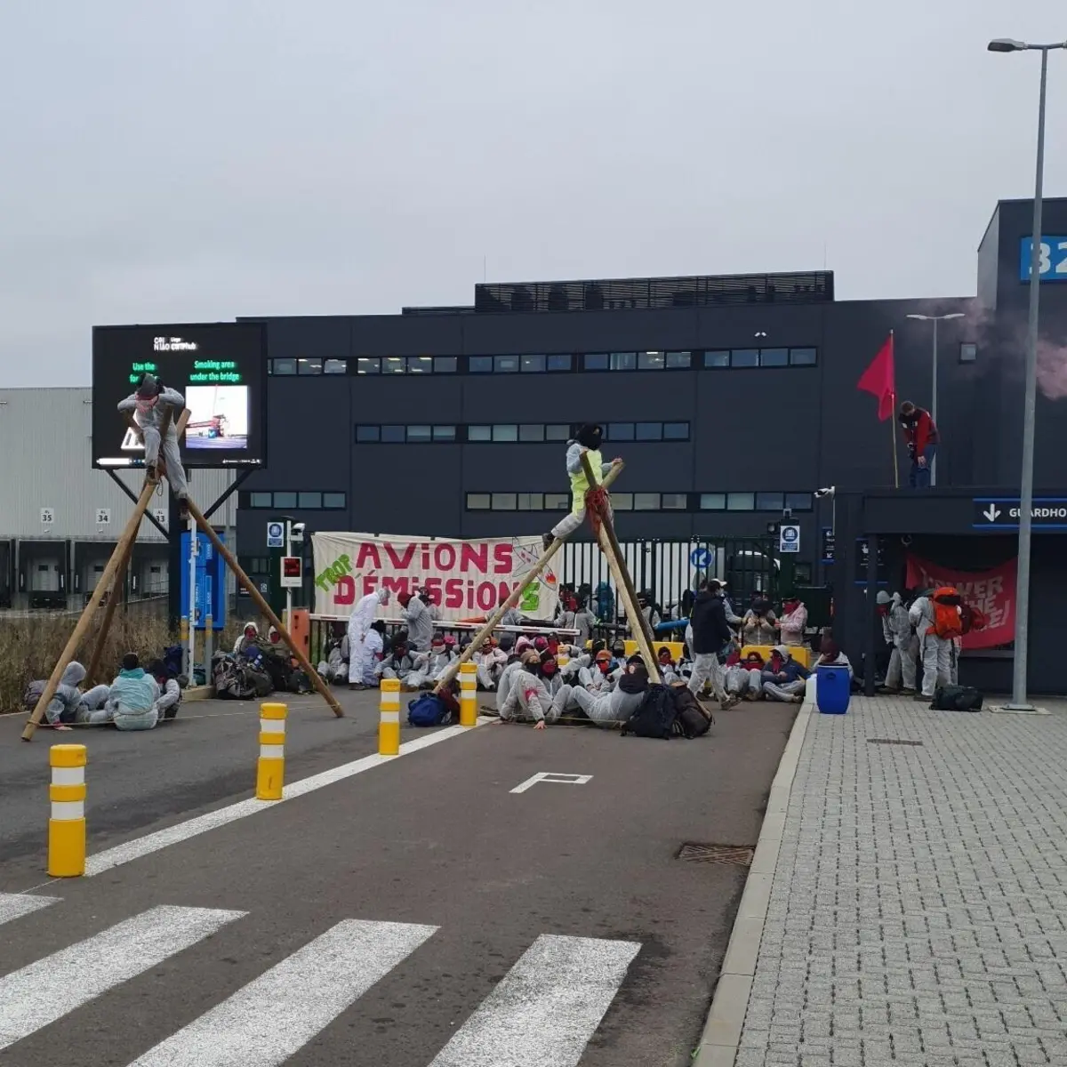 Imagem de contexto do artigo Ativistas climáticos bloqueiam centro de distribuição da Alibaba e aeroporto para jatos privados