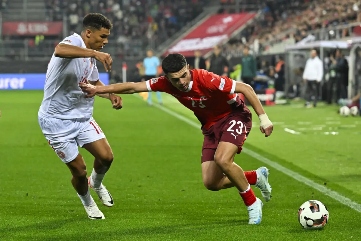 Duelo de jogadores do Benfica, com Bah a tentar desarmard Amdouni