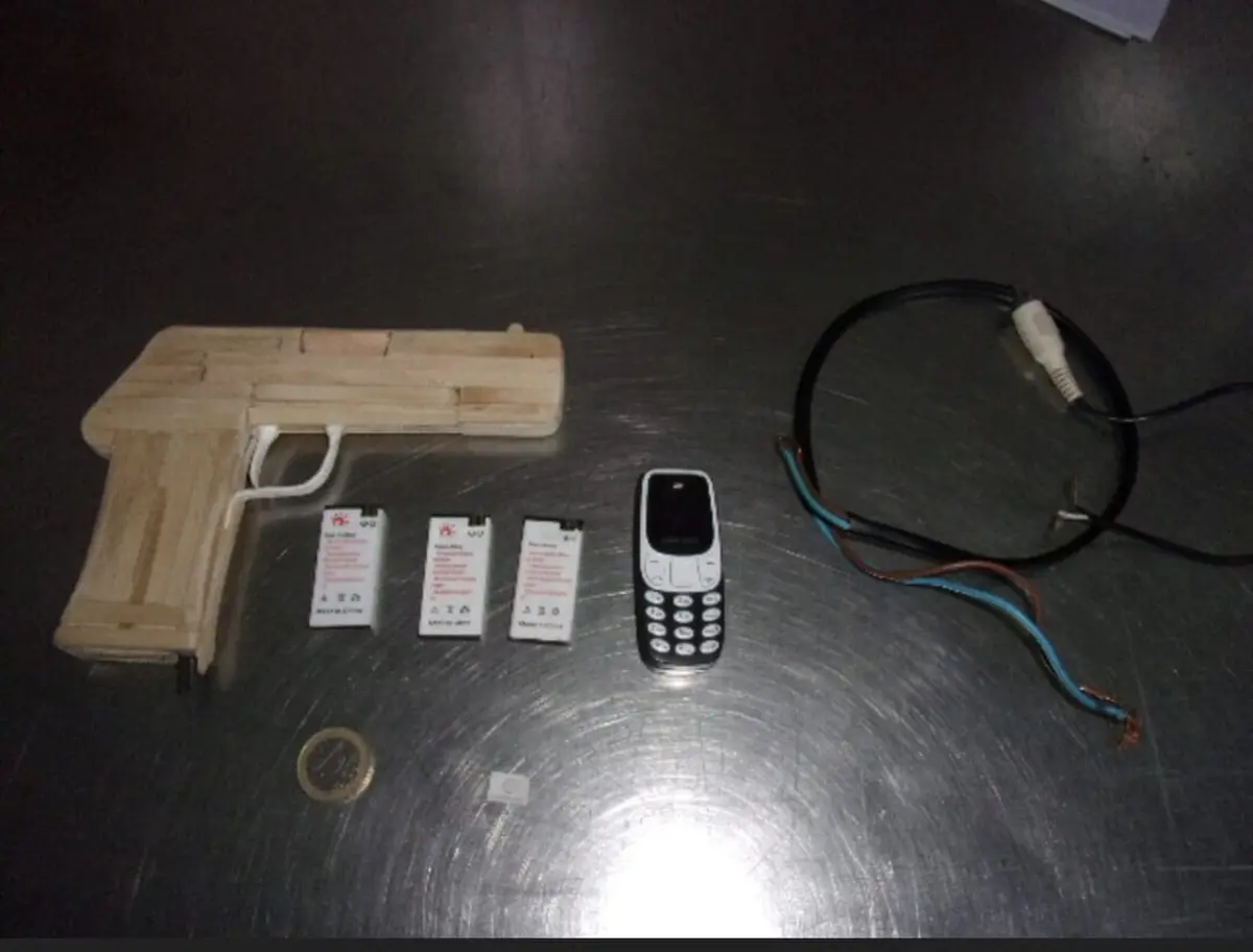 Pistola de madeira, baterias e telemóvel estavam escondidos numa cela da cadeia de Custóias