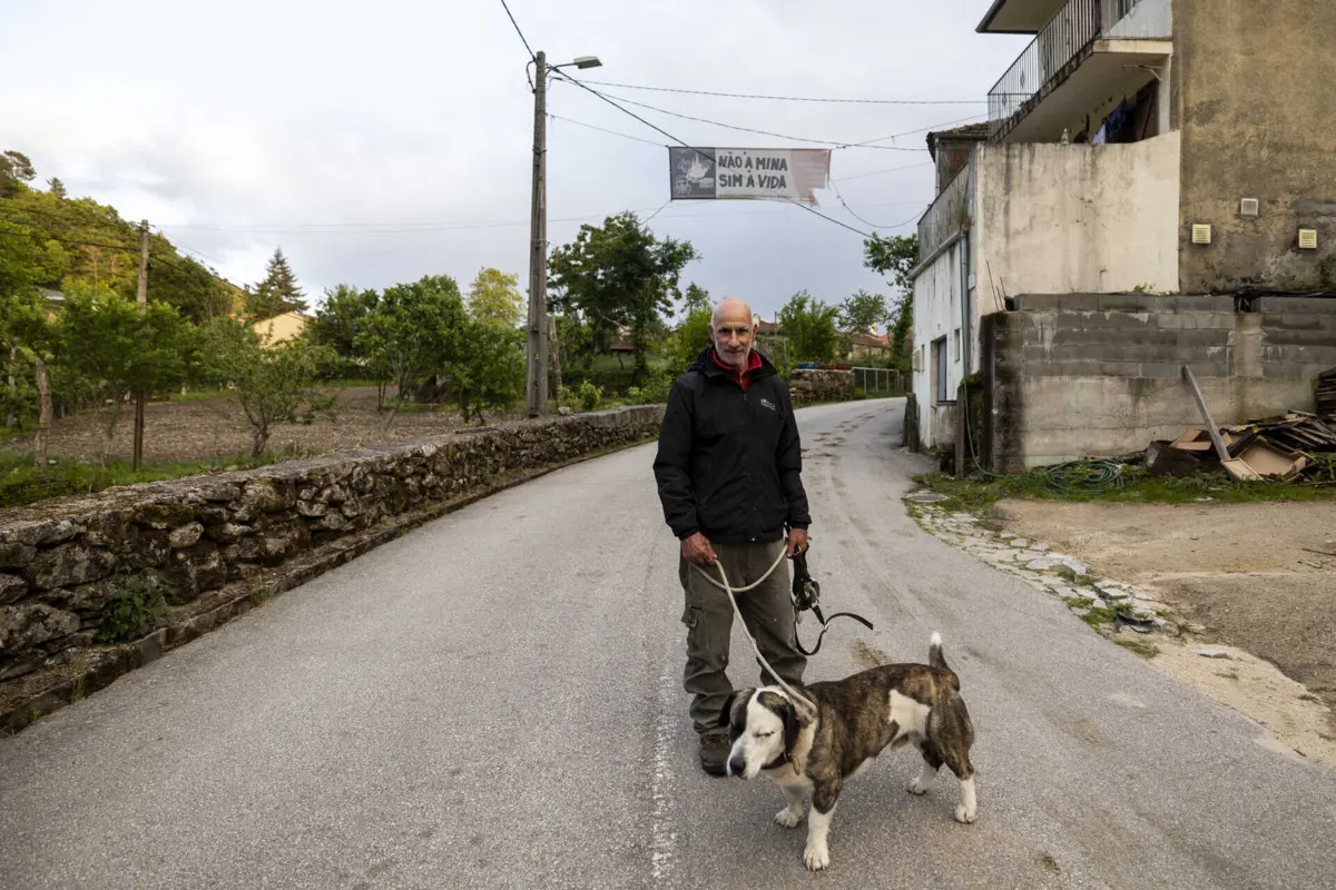 Carlos Libo à entrada da aldeia de Covas do Barroso, com o cão "Corsário"
