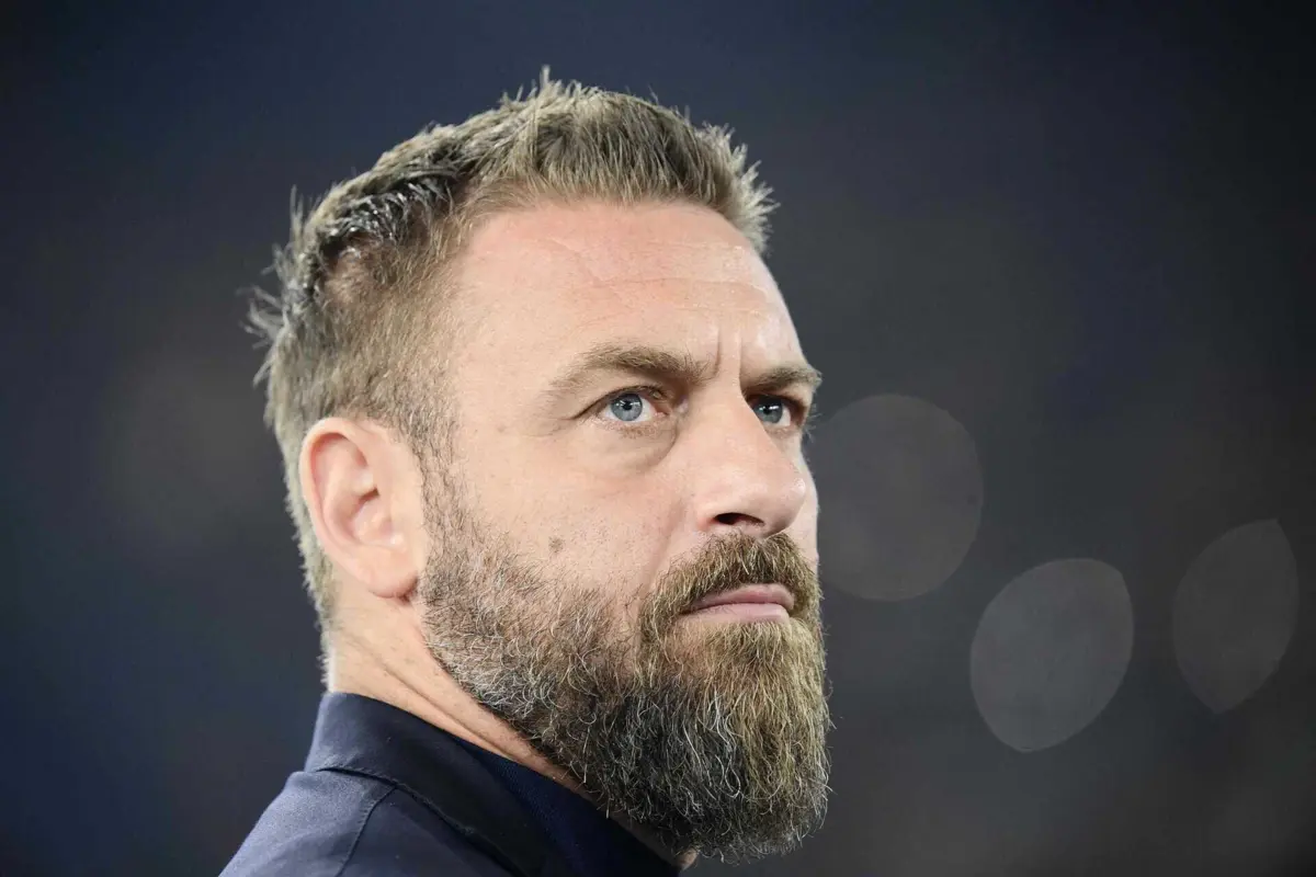 De Rossi, antigo jogador emblemático do clube e que sucedeu a José Mourinho em janeiro de 2024 no comando da equipa, foi despedido do cargo