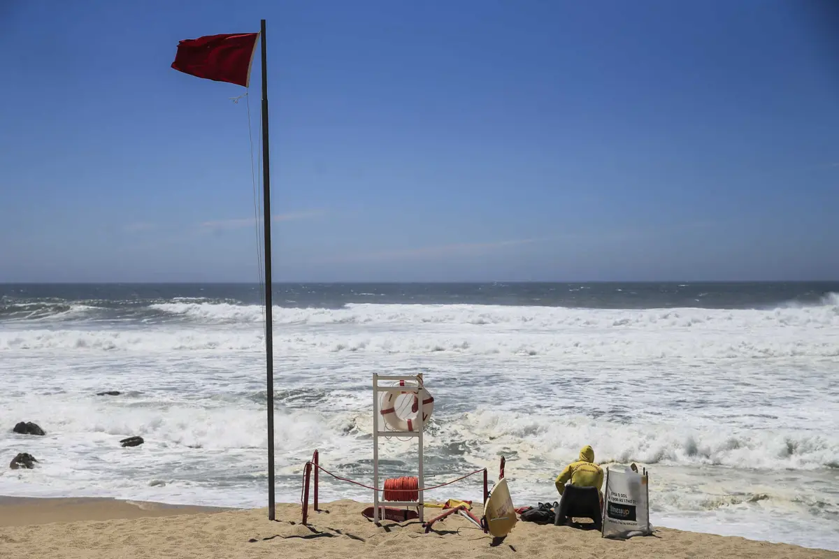 Bandeira vermelha foi hasteada na praia Azul, em Matosinhos