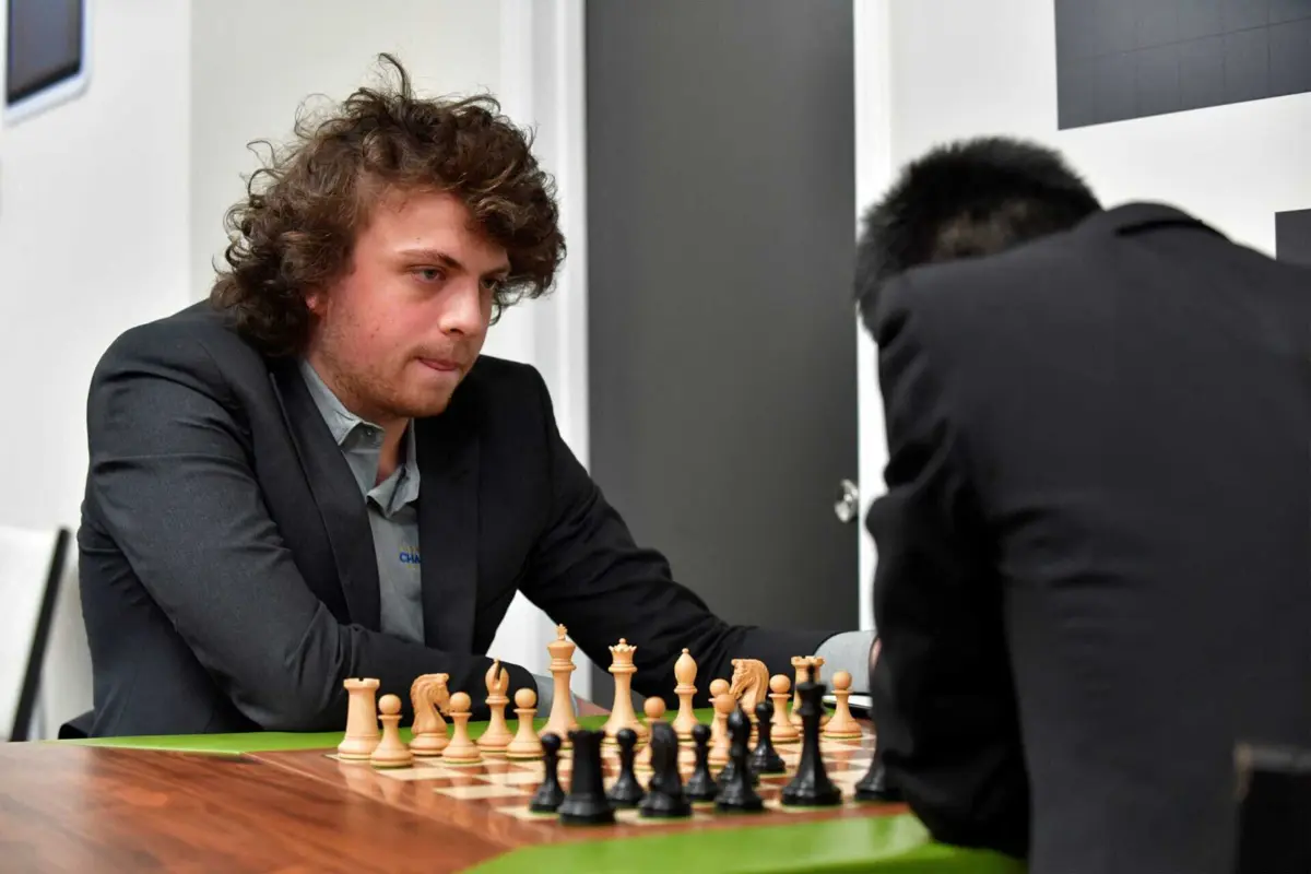 Hans Niemann foi acusado de fazer batota em jogo de xadrez contra Magnus Carlsen