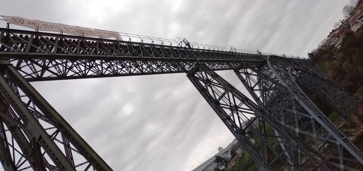 Grupo GARRA assinalou o centenário da morte de Eiffel pendurando uma faixa na ponte D. Maria Pia, que liga as cidades do Porto e Gaia e está há 32 anos sem utilização
