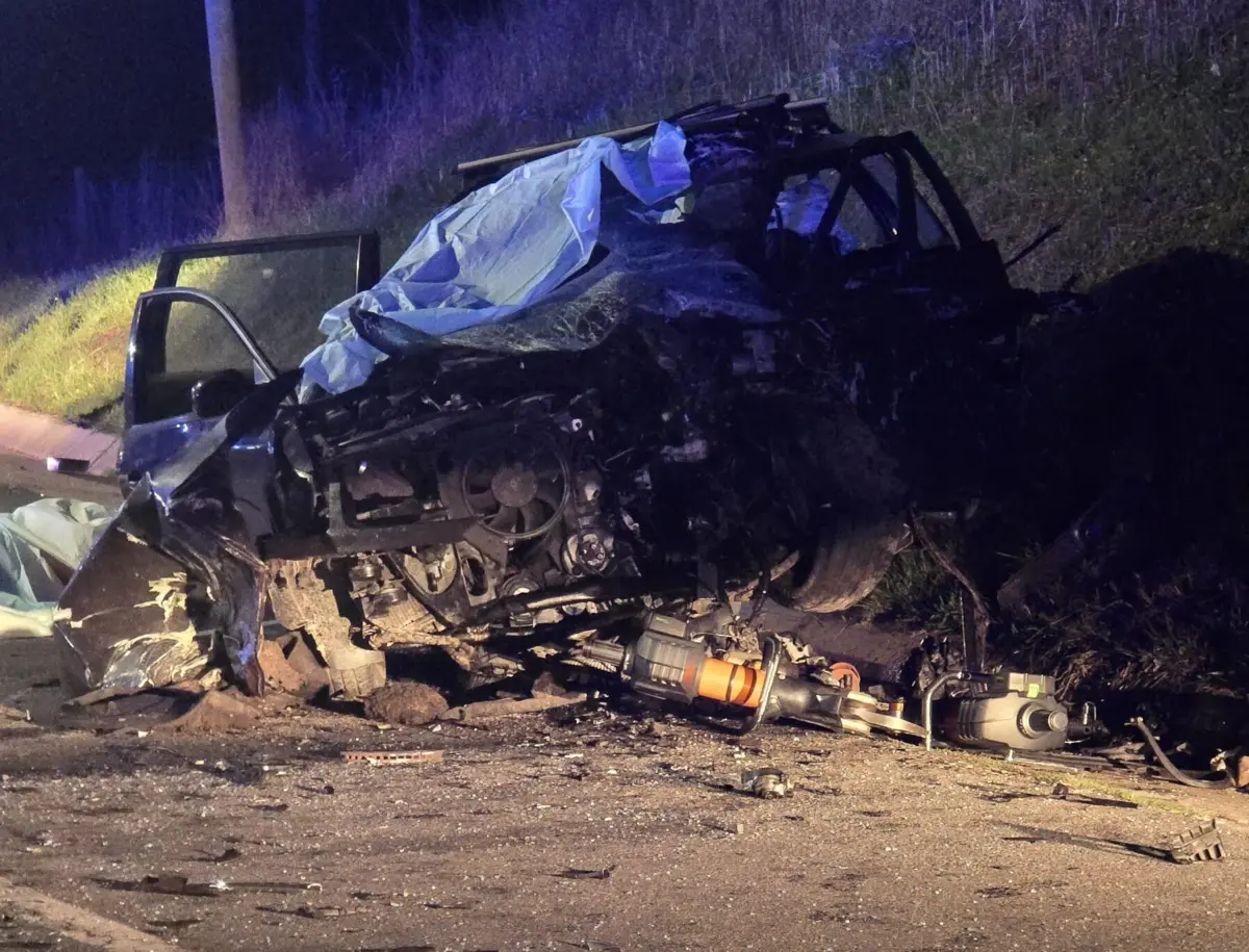 Apenas sobreviveram as duas mulheres que iam no carro preto