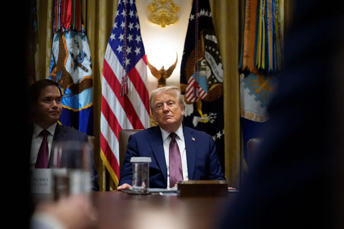 O presidente dos EUA Donald Trump sentado ao lado do secretário de Estado Marco Rubio