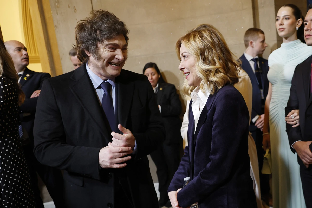Italiana Giorgia Meloni à conversa com o presidente argentino, Javier Milei