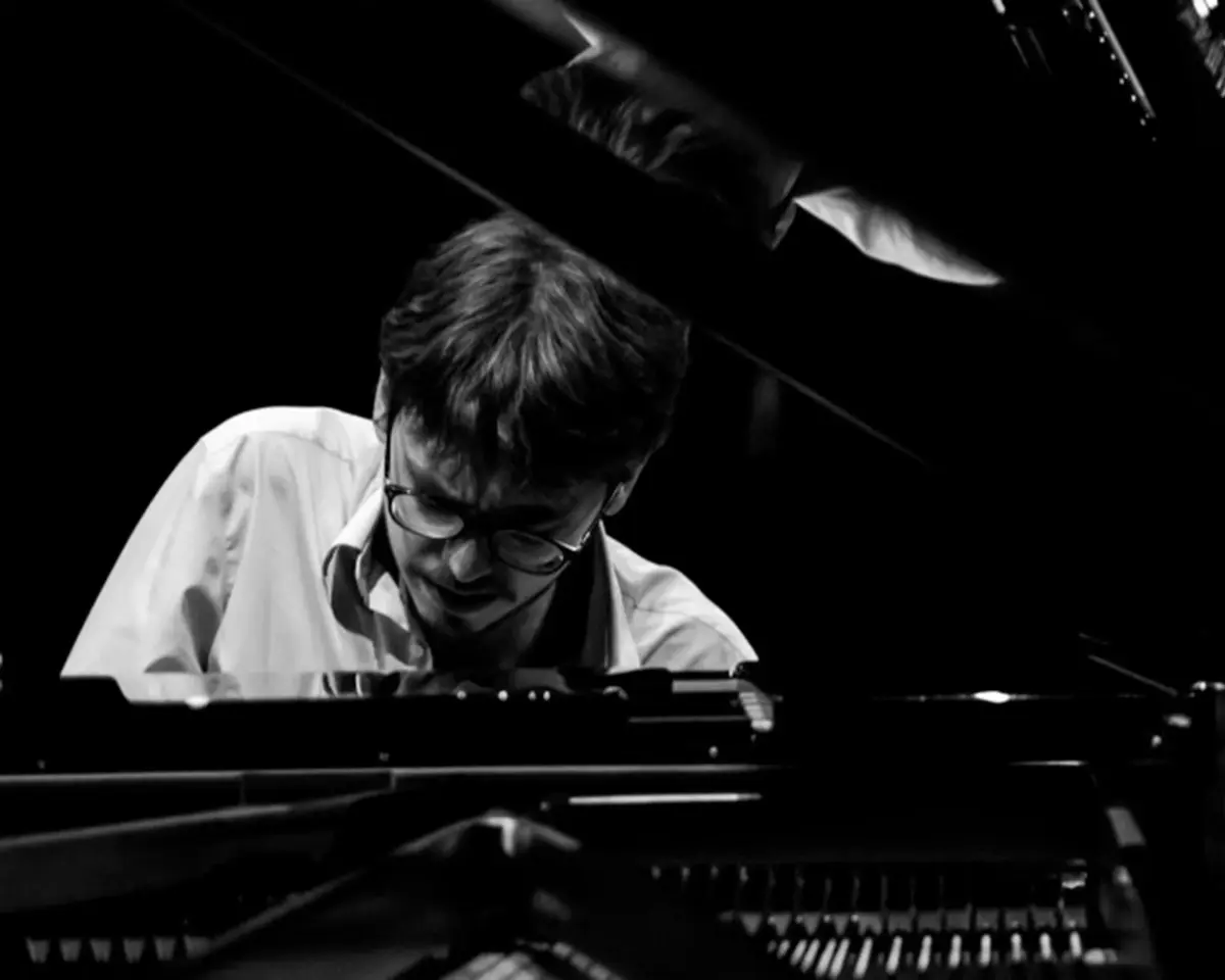 "A fidelidade à partitura é largamente exagerada na música clássica", diz o compositor e intérprete Lucas Debargue.