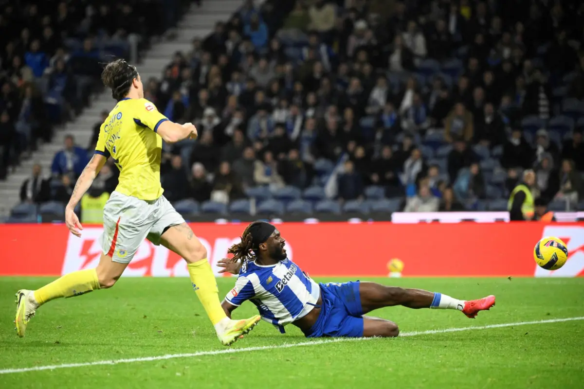 Moffi estica-se para marcar o golo que fechou o resultado no Dragão.