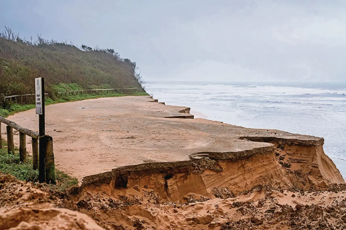Vista para o mar tapada por barreira de areia