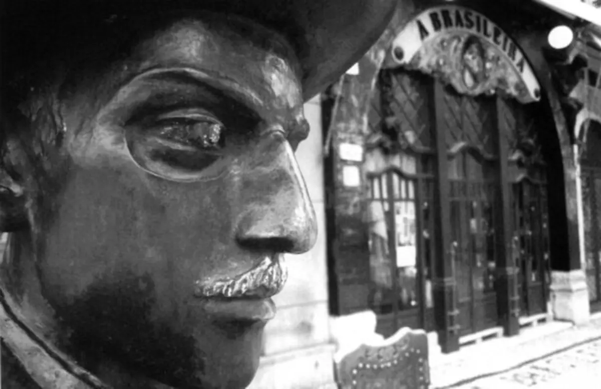 Estátua de Fernando Pessoa no Chiado, em Lisboa, é uma obra célebre de Lagoa Henriques