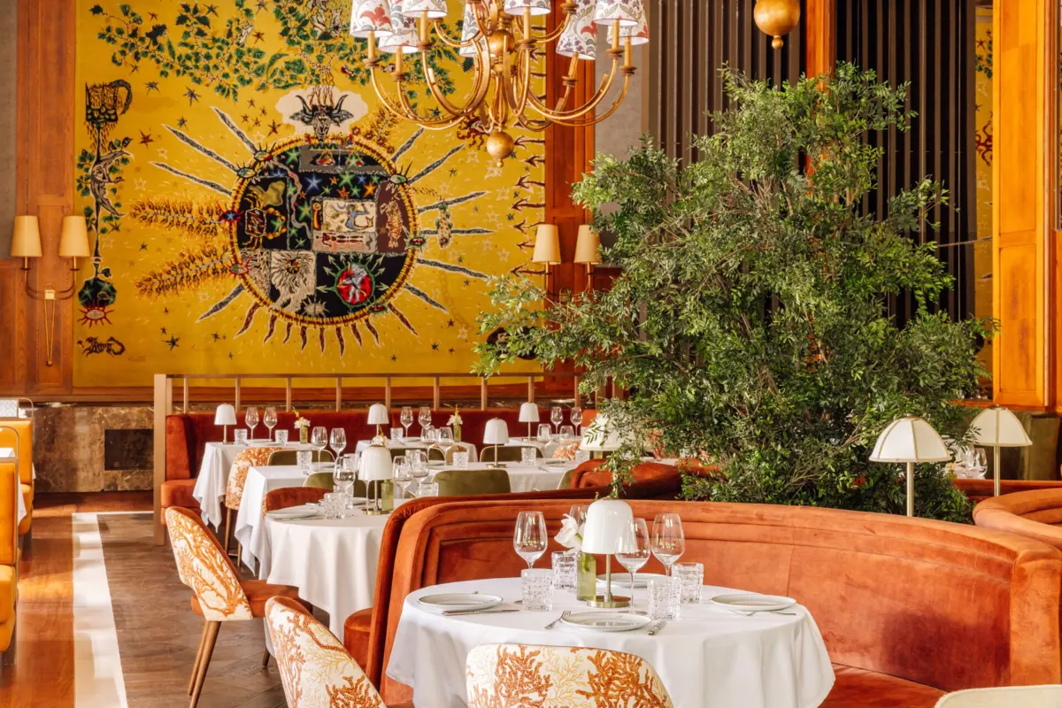 A decoração da sala inspira-se na grande tapeçaria "Os Signos do Zodíaco".