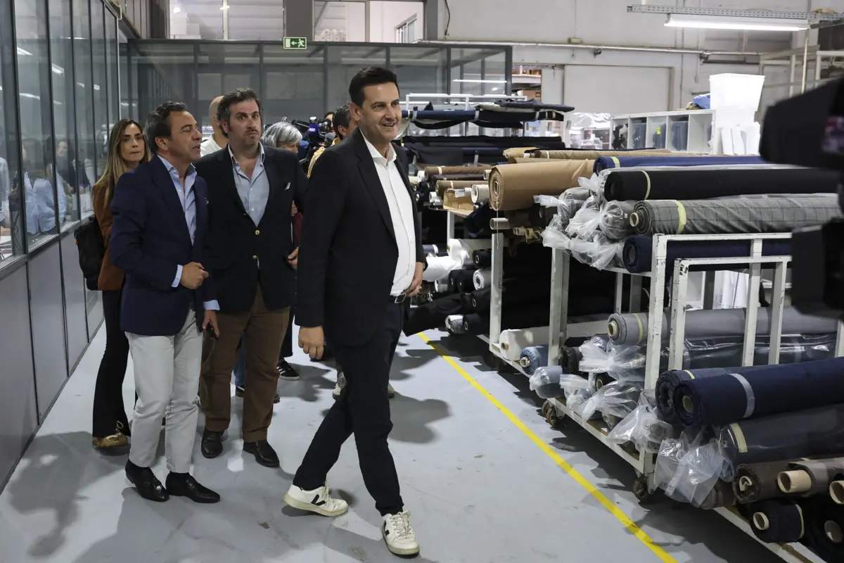 Rui Rocha visitou uma empresa de vestuário em Mangualde