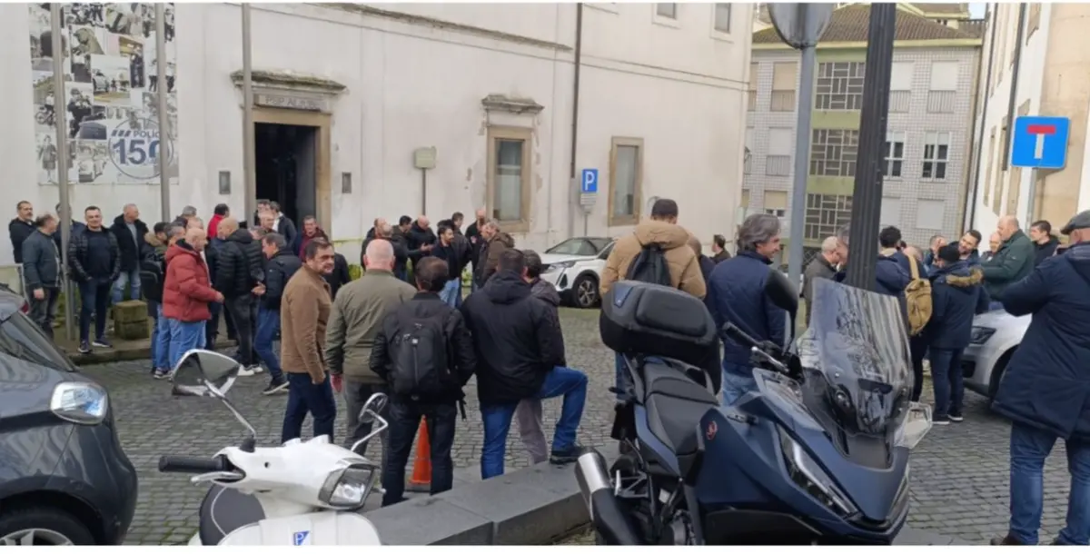 Agentes da DIC em protesto junto ao Comando da PSP do Porto, no passado dia 12 de fevereiro