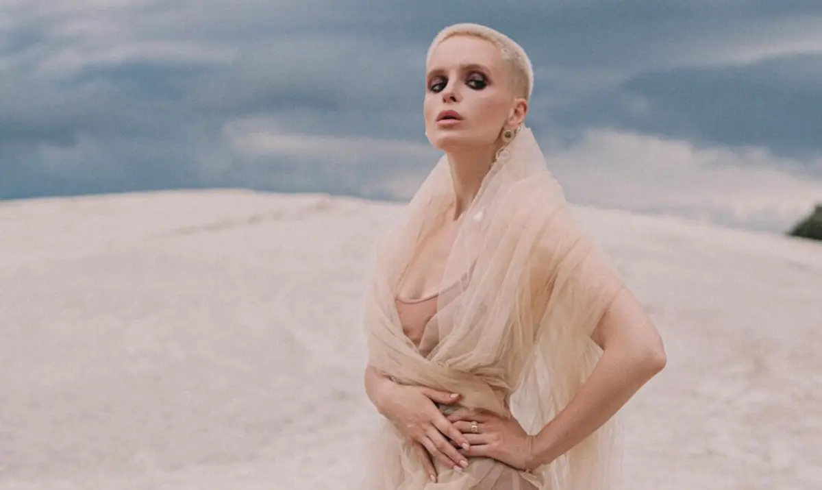 Seja qual for o nível de opacidade que é capaz de usar, pode sempre recorrer a tops, minivestidos ou peças de lingerie mais avantajadas