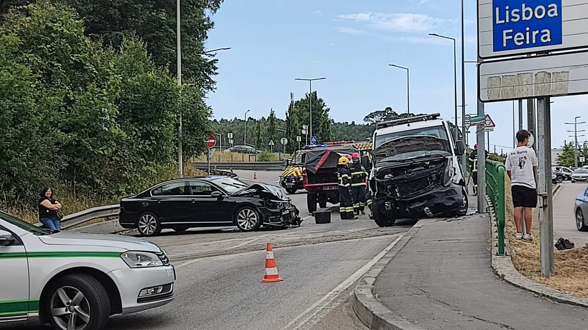 Imagem de contexto do artigo Colisão corta EN1 em Gaia e faz dois feridos