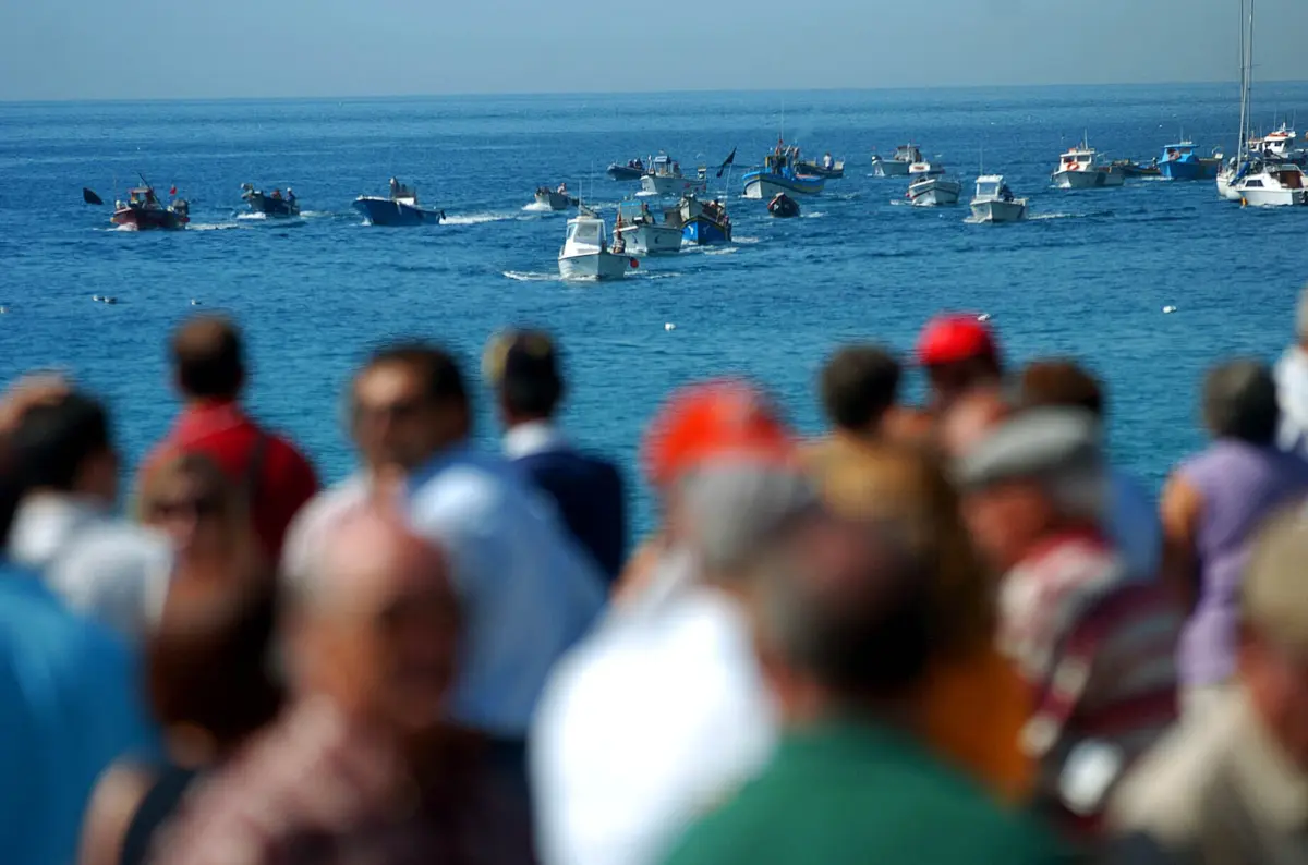 Ao longo de um ano, os homens sem formação em pesca, trabalhavam em embarcações das empresas dos arguidos, muitas vezes por períodos de 36 horas
