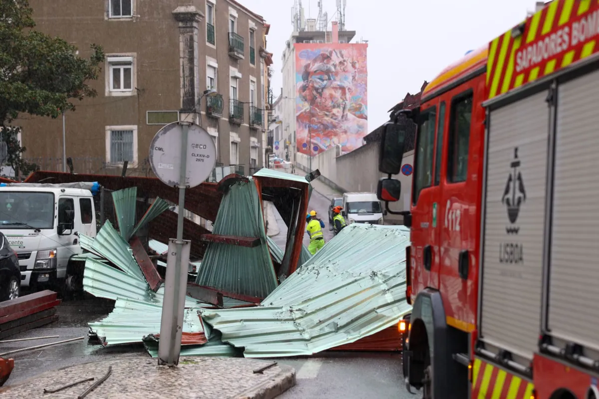 Parte do telhado da estação ferroviária de Santa Apolónia caiu por causa do vento forte