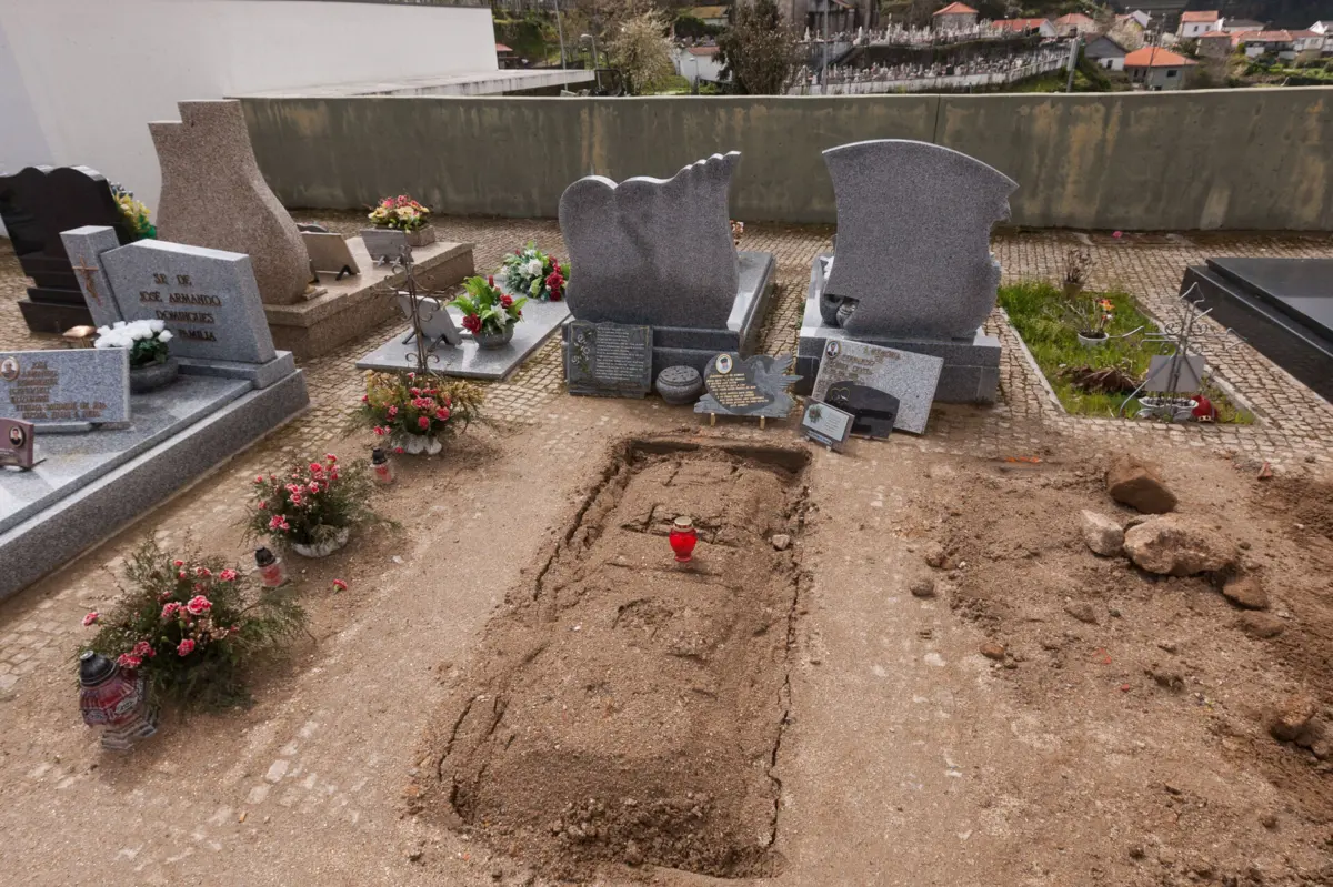 Ossadas terão sido depositadas inadvertidamente em campa que estava livre