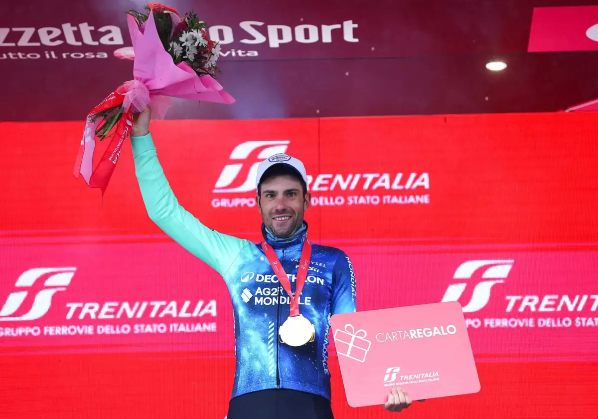 Andrea Vendrame celebra o triunfo no pódio