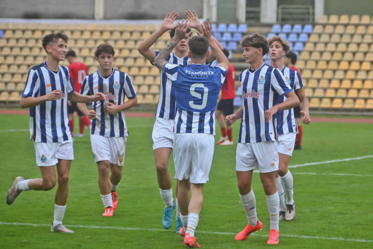 Dragões celebram o tento inaugural de Fajardo