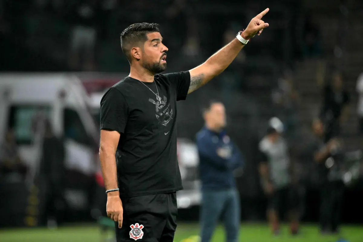 Português António Oliveira vive momento complicado como treinador do Corinthians
