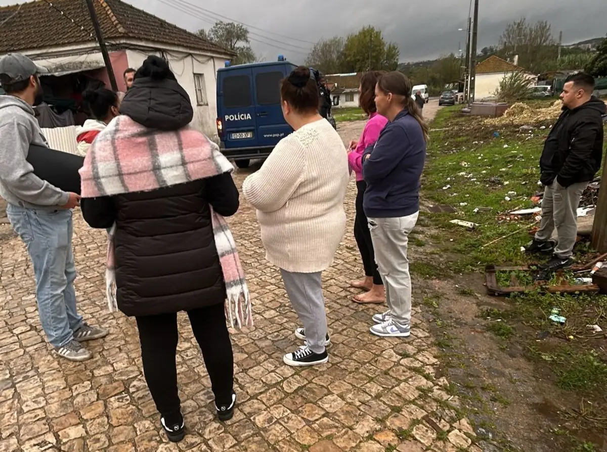 Ação desta quinta-feira visou uma casa onde uma mulher reside com quatro filhos.