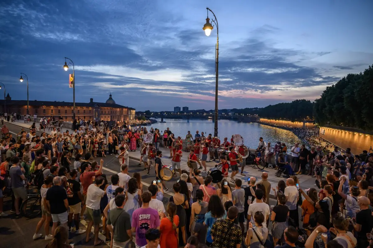 Milhões de pessoas saíram às ruas de França para celebrar a Fête de la Musique