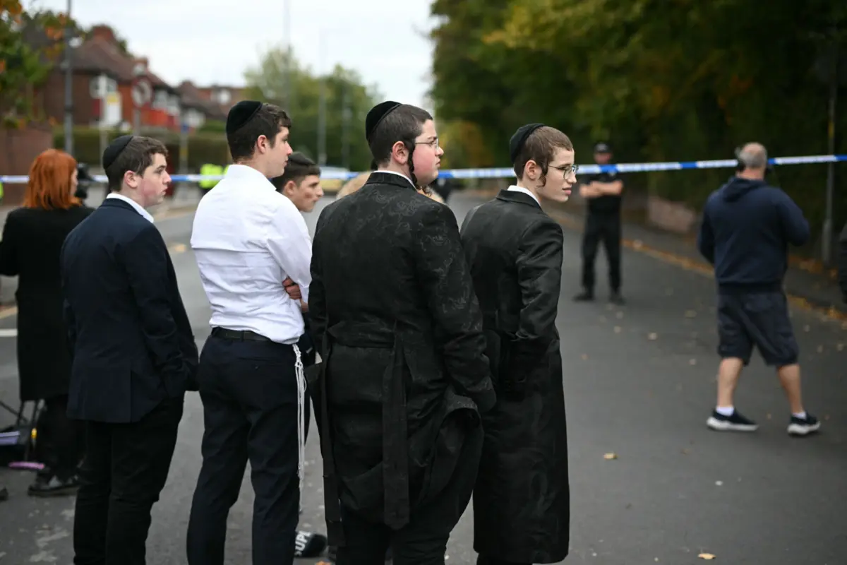 Membros da comunidade local perto da sinagoga, localizada no Norte de Manchester