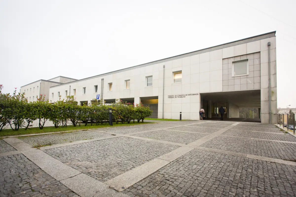 Suspeito responde, com outros 16 arguidos, por tráfico de droga, no Tribunal de Matosinhos, que tem contado com presença policial