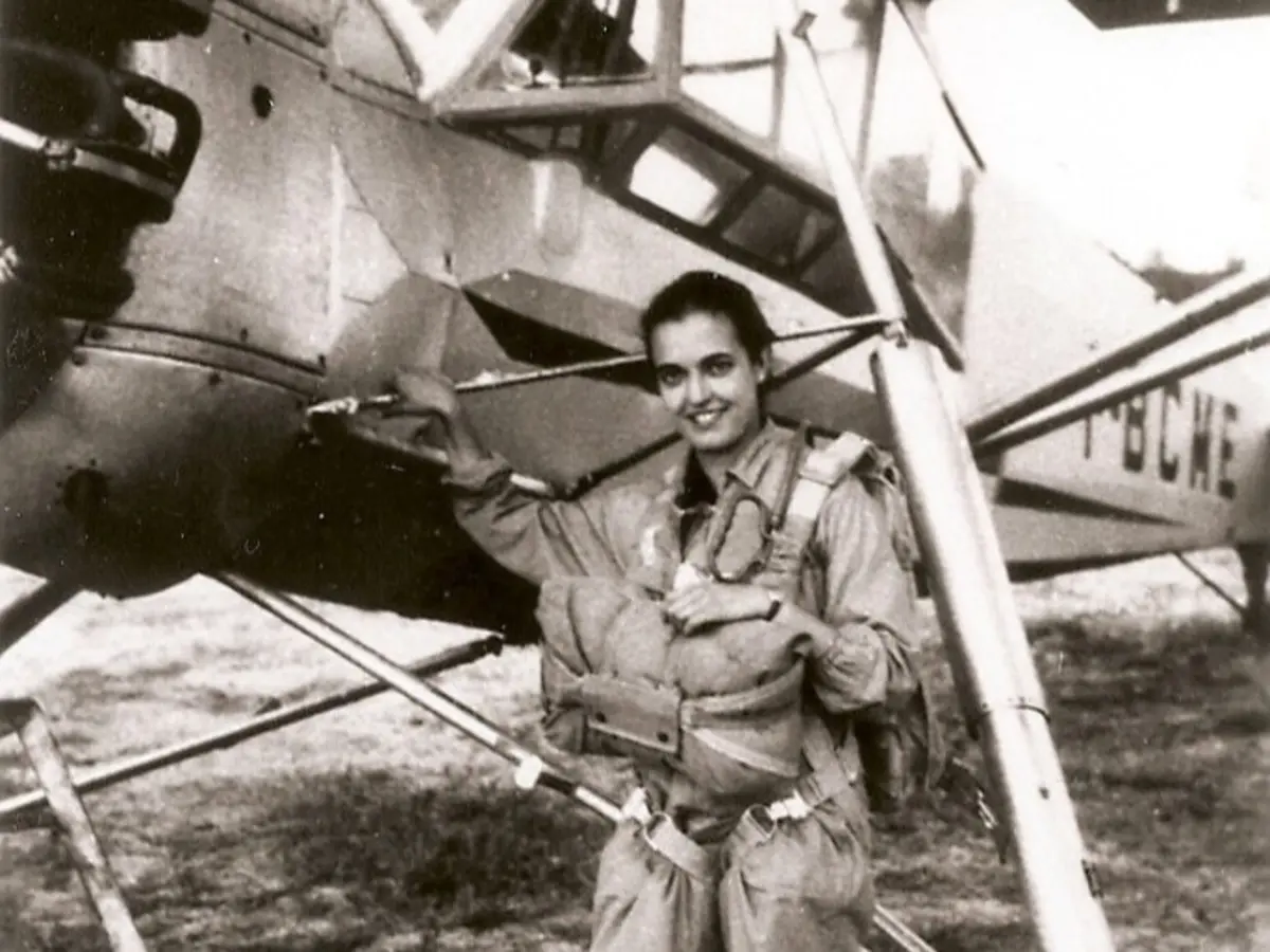 Imagem de contexto do artigo Morreu Isabel Rilvas, a primeira mulher piloto-acrobata da Península Ibérica
