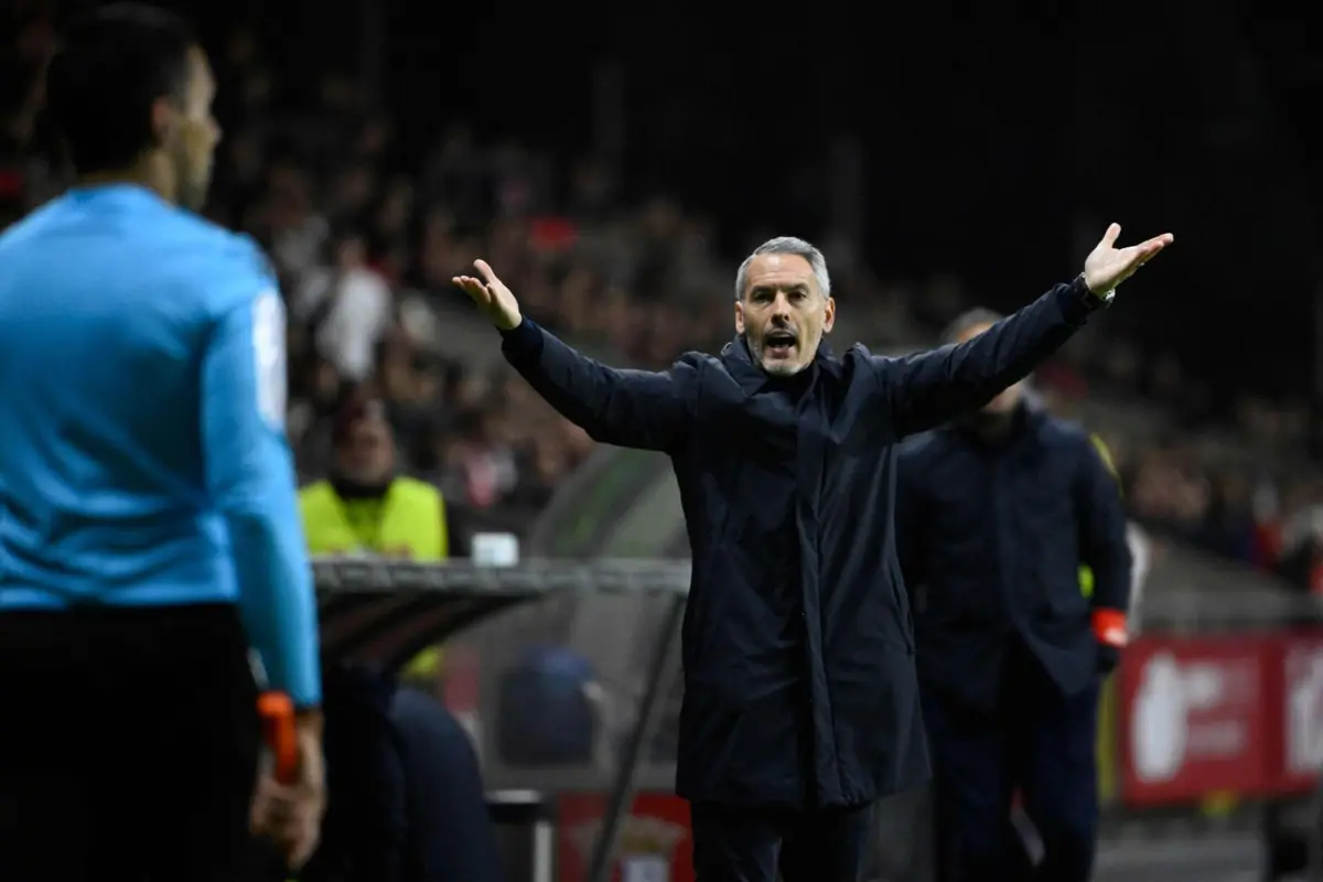 Carlos Vicens protestou em campo primeiro golo do Benfica