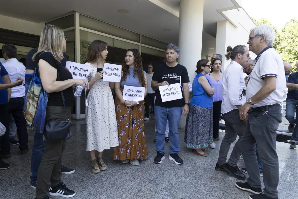 Concentração juntou cerca de 60 profissionais à porta das instalações do JN e "O Jogo"