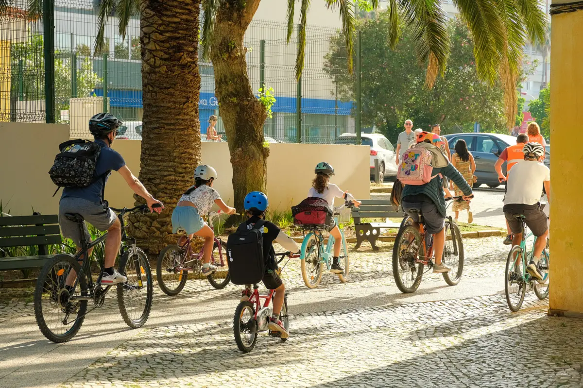 Projeto-piloto já levou o Bike Bus às ruas de Oeiras