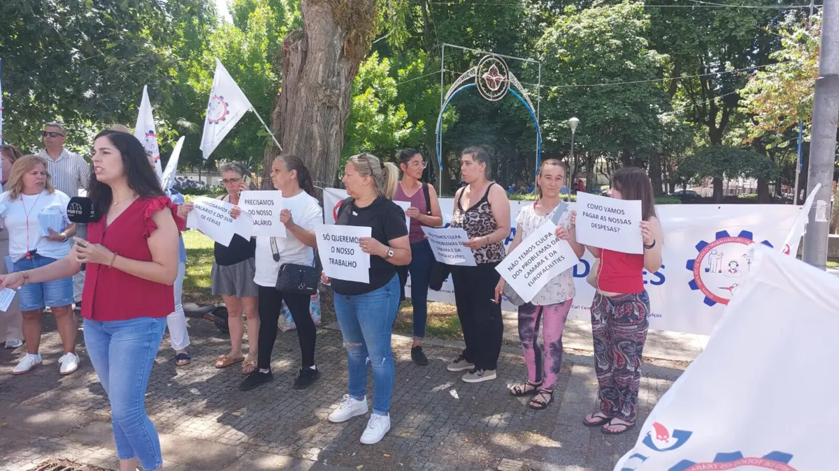 Trabalhadores reivindicam os salários e a retoma do serviço