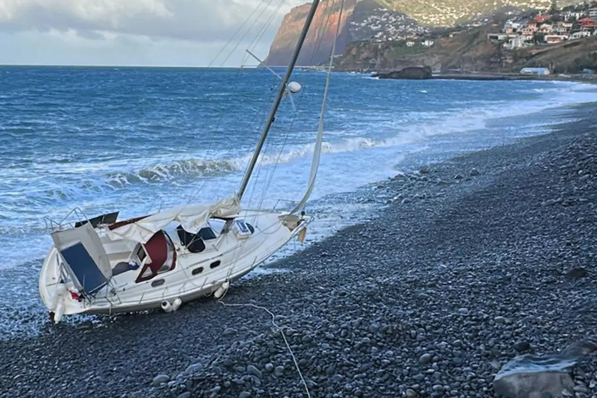 O homem contou que vinha das Canárias, a motor, e que terá ficado sem propulsão devido a um cabo enrolado na hélice