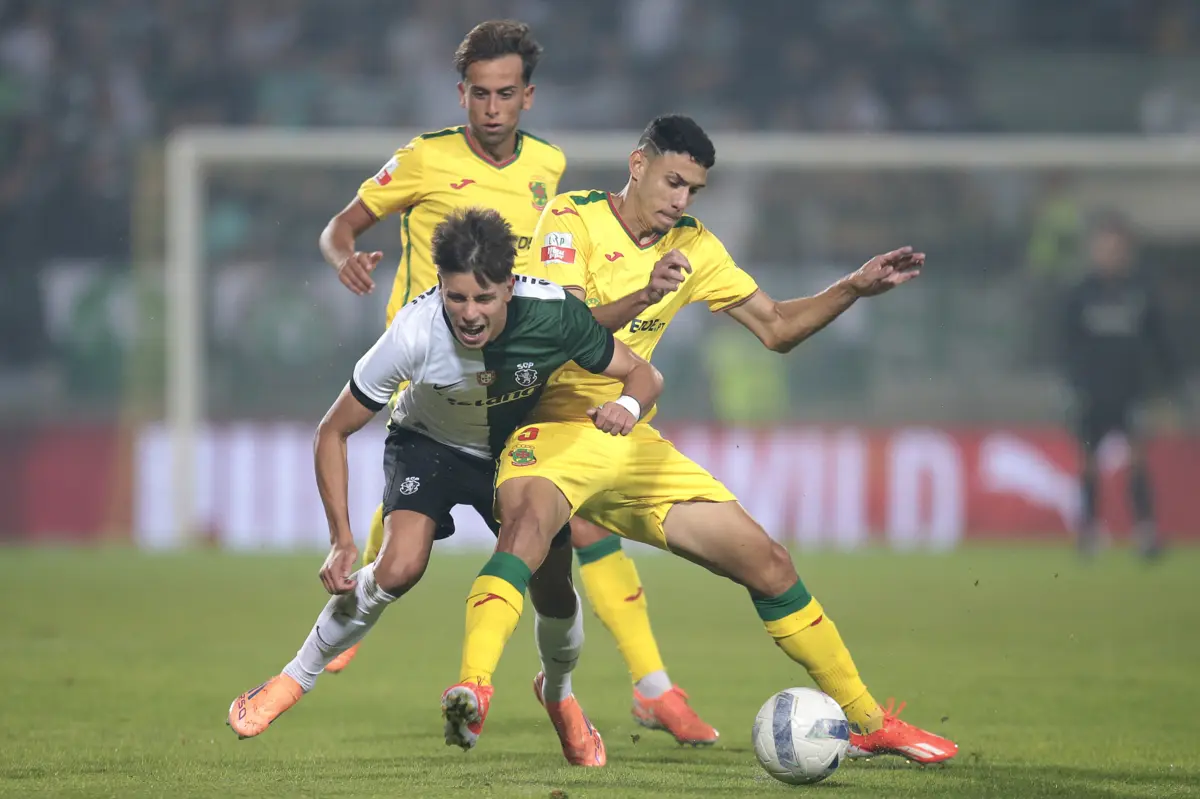 João Victor, que fez um dos golos da equipa pacense, trava o sportinguista Vagiannidis
