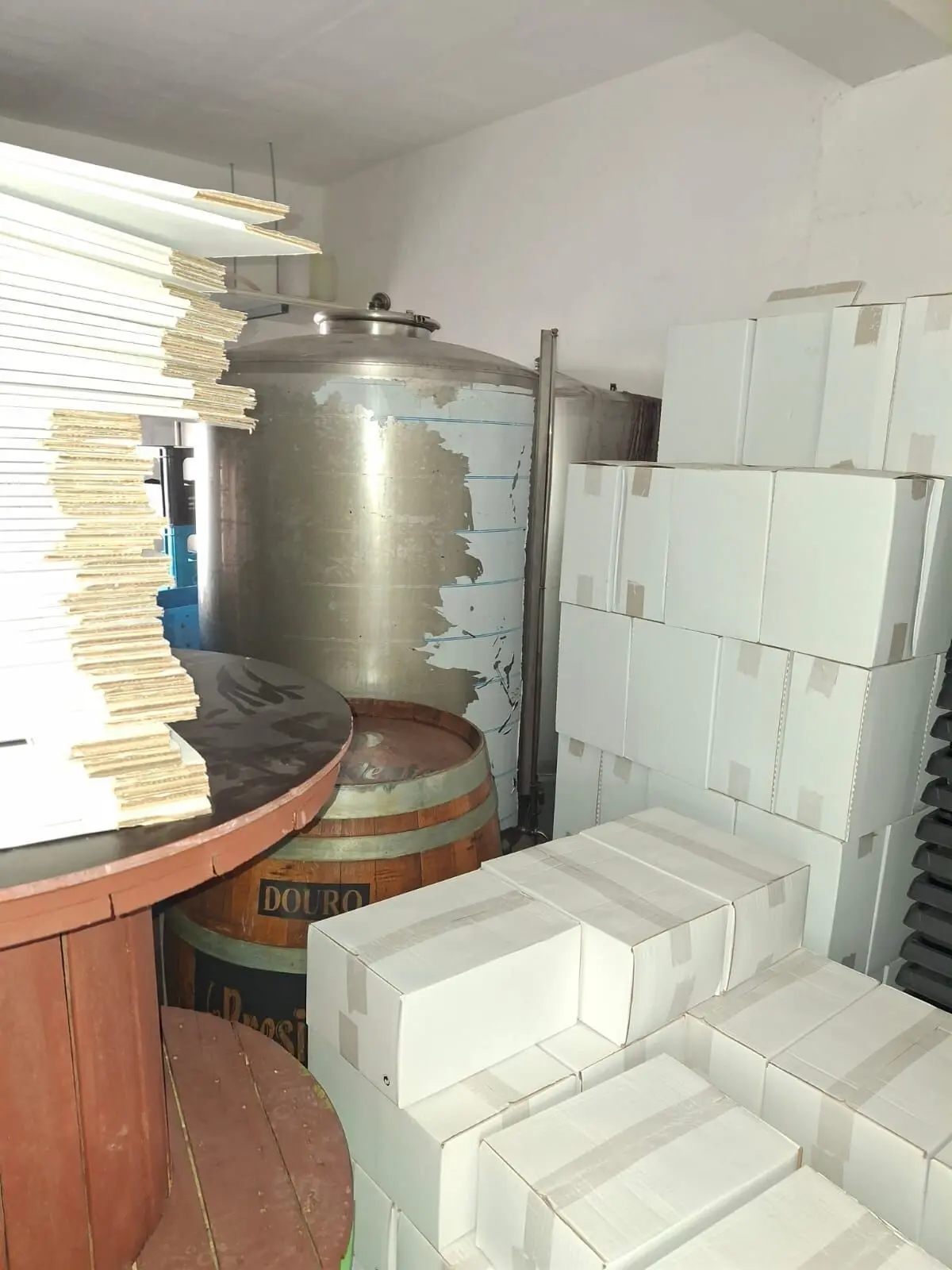 Parede dissimulada e falsa escondia uma zona onde era efetuado o engarrafamento