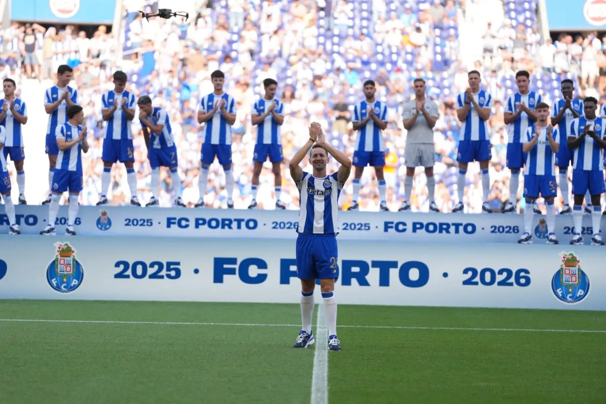 Imagem de contexto do artigo Surpresa na apresentação: Luuk de Jong é reforço do F. C. Porto