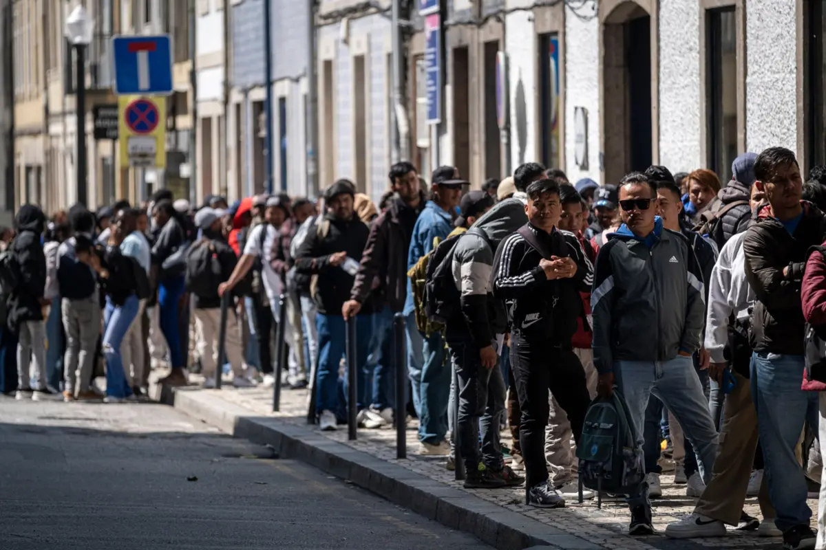 Centenas de imigrantes, junto à Direção Geral dos Assuntos Consulares e Comunidades Portuguesas, esperam pelo carimbo que lhes permite trabalhar em Portugal