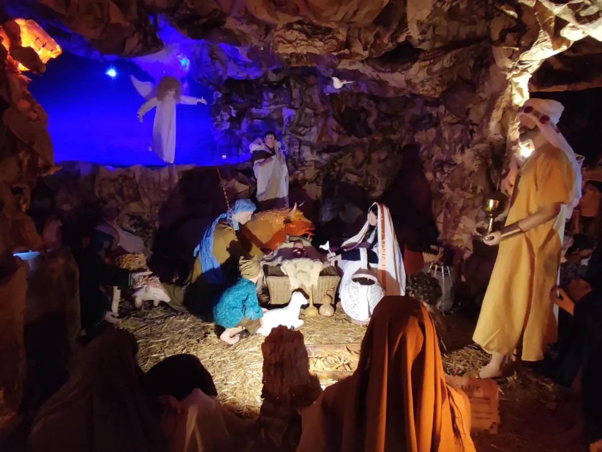 O Salão Multiusos de Alcaria Ruiva foi convertido numa gruta artificial para acolher o trabalho de Toy Costa