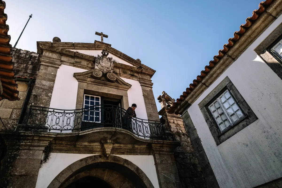 A limpeza das muralhas do castelo de Vila Nova de Cerveira tem sido assegurada pela Câmara local