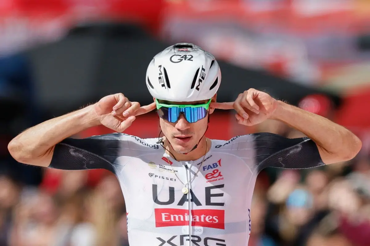 Juan Ayuso celebrou a segunda vitória na Vuelta 2025