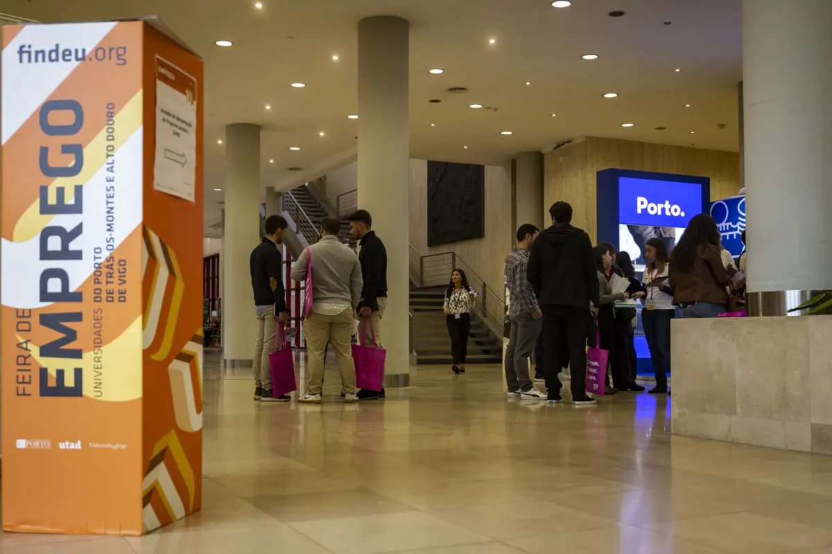 Imagem de contexto do artigo Jovens são os mais pressionados no trabalho devido à idade