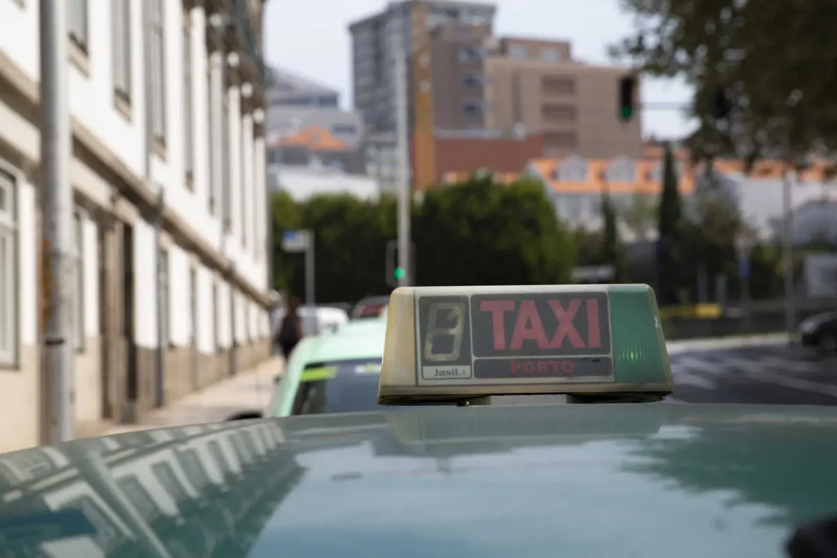Há táxis a entregarem as licenças por não fazerem dinheiro