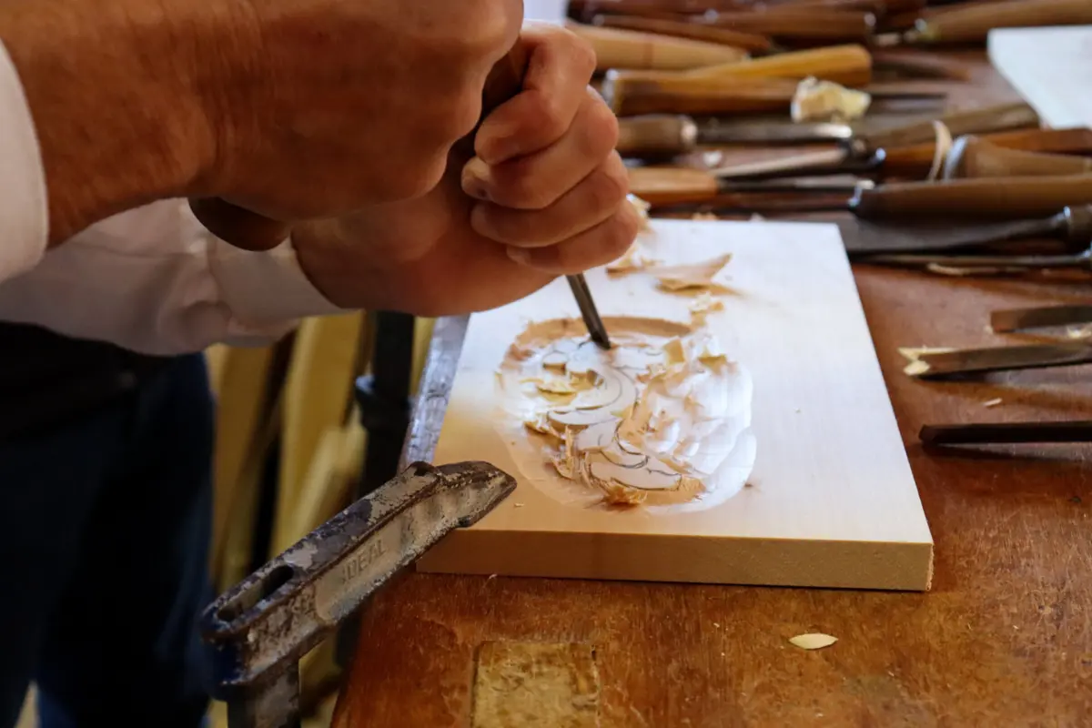 Há exposições que combinam a exploração da indústria do mobiliário com o património cultural