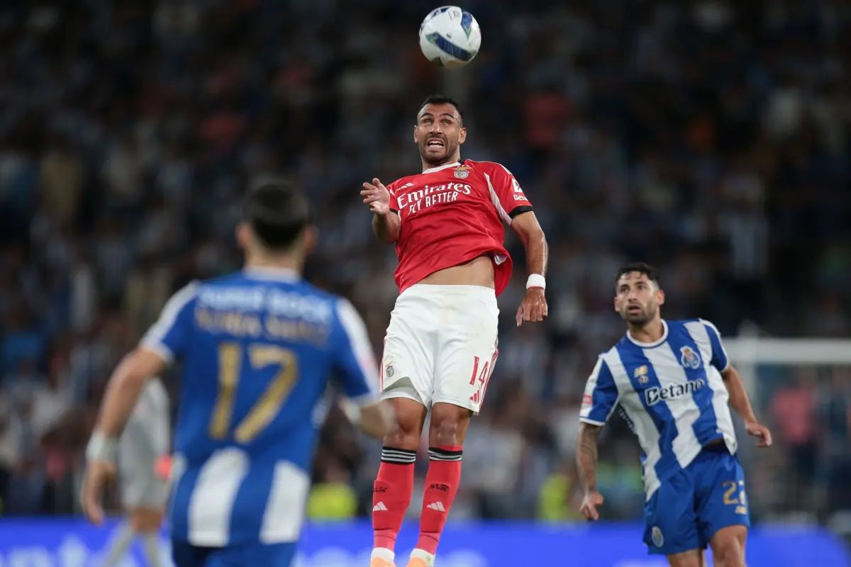 O lance em que Pavlidis atingiu com o cotovelo o portista Gabri Veiga na cara motivou polémica